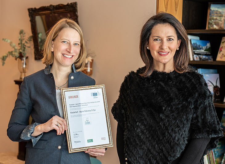 Kaniber gratuliert dem ersten EU-Ecolabel Hotel Deutschlands Vorreiter im polarisierenden Bereich &bdquo;Umweltbewusster Urlaub&ldquo;- Der Klosterhof in Bayerisch Gmain erh&auml;lt das EU Umweltzeichen (&copy;Foto: Klosterhof) 